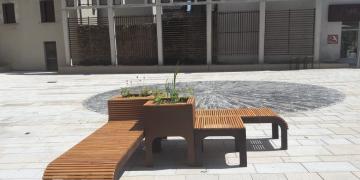Place Da Maïa - Mobiliers urbains : Table, chaises et jardinères (10 juillet 2018)